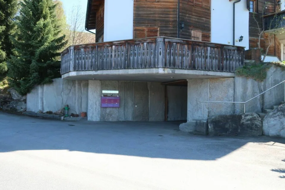 Diverse Autoeinstellplätze in Valata