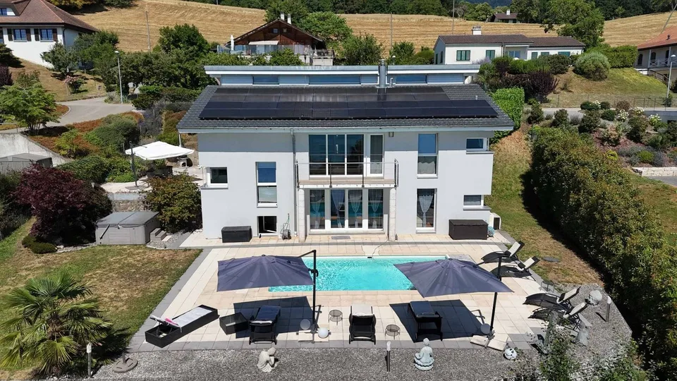 Un écrin contemporain face au lac, où luxe, lumière et sérénité ne font qu'un