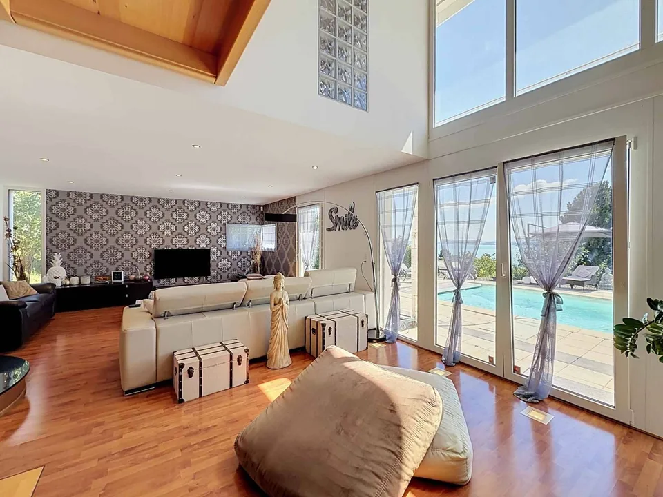 Un écrin contemporain face au lac, où luxe, lumière et sérénité ne font qu'un