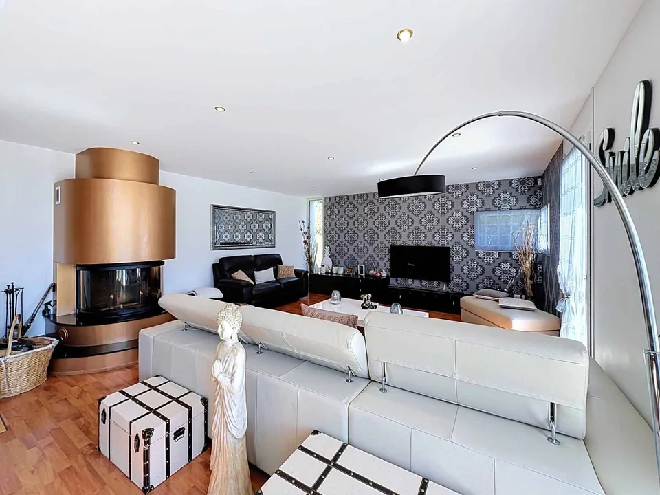Un écrin contemporain face au lac, où luxe, lumière et sérénité ne font qu'un