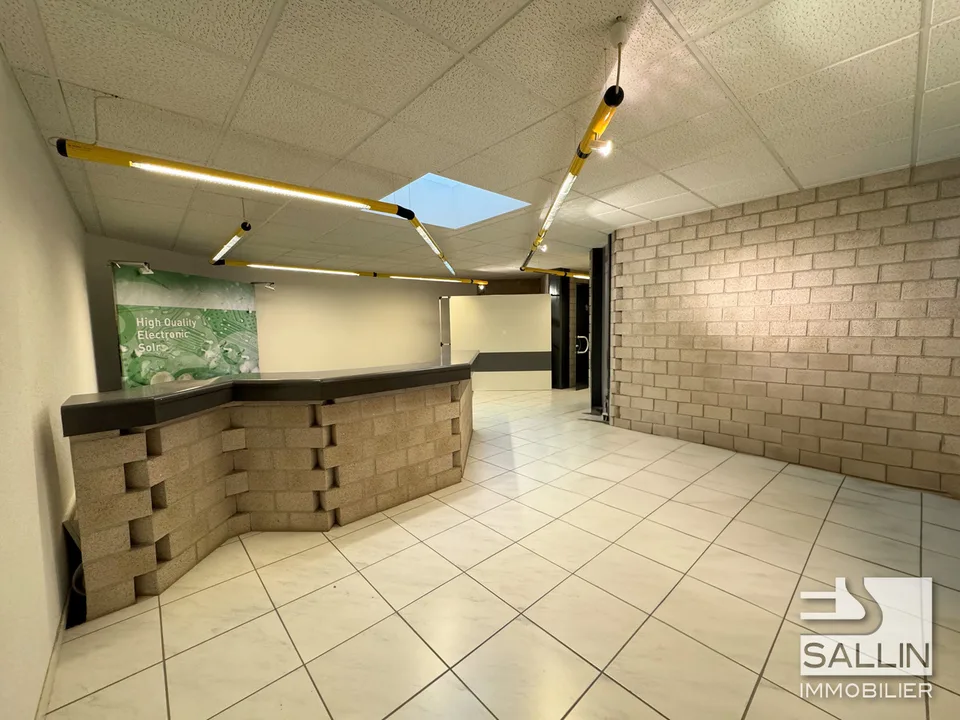Surface administrative d'env. 270 m²  avec 3 pl. ext. et 2 pl. int.