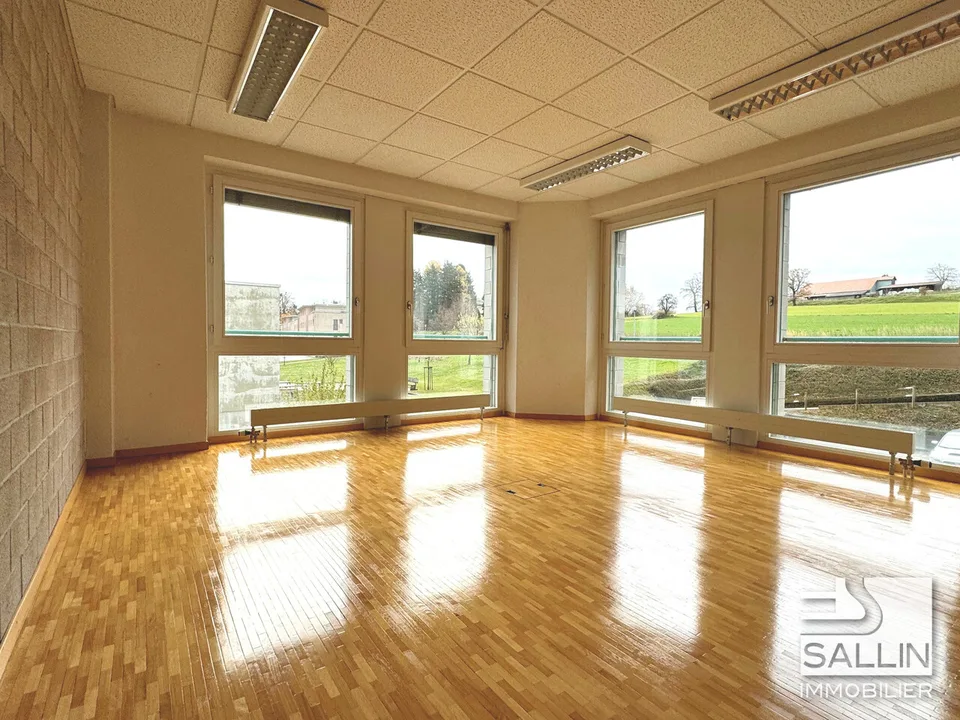 Surface administrative d'env. 270 m²  avec 3 pl. ext. et 2 pl. int.
