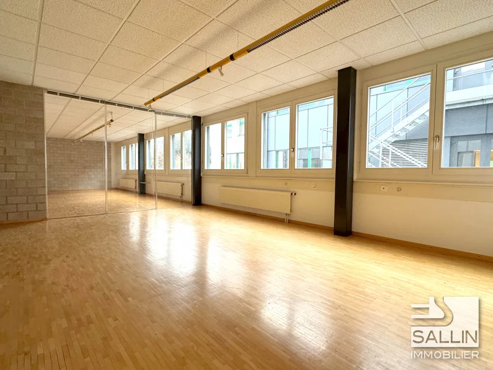 Surface administrative d'env. 270 m²  avec 3 pl. ext. et 2 pl. int.