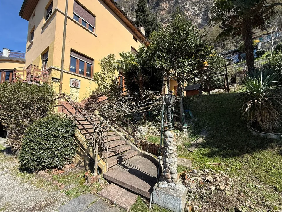 Grande maison immergée dans le vert avec parc constructible