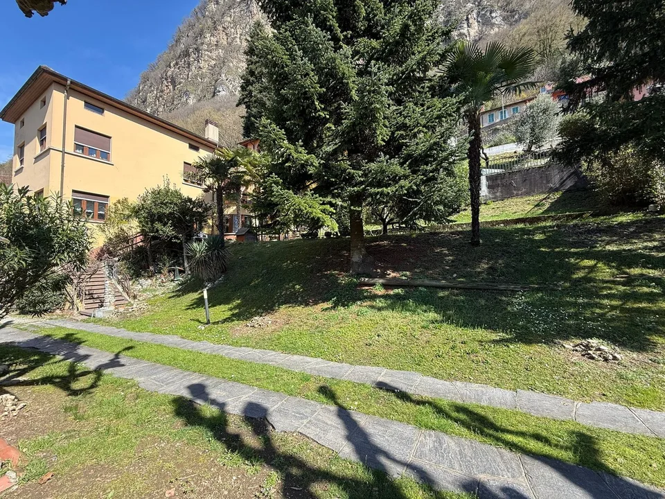 Grande casa immersa nel verde con parco edificabile