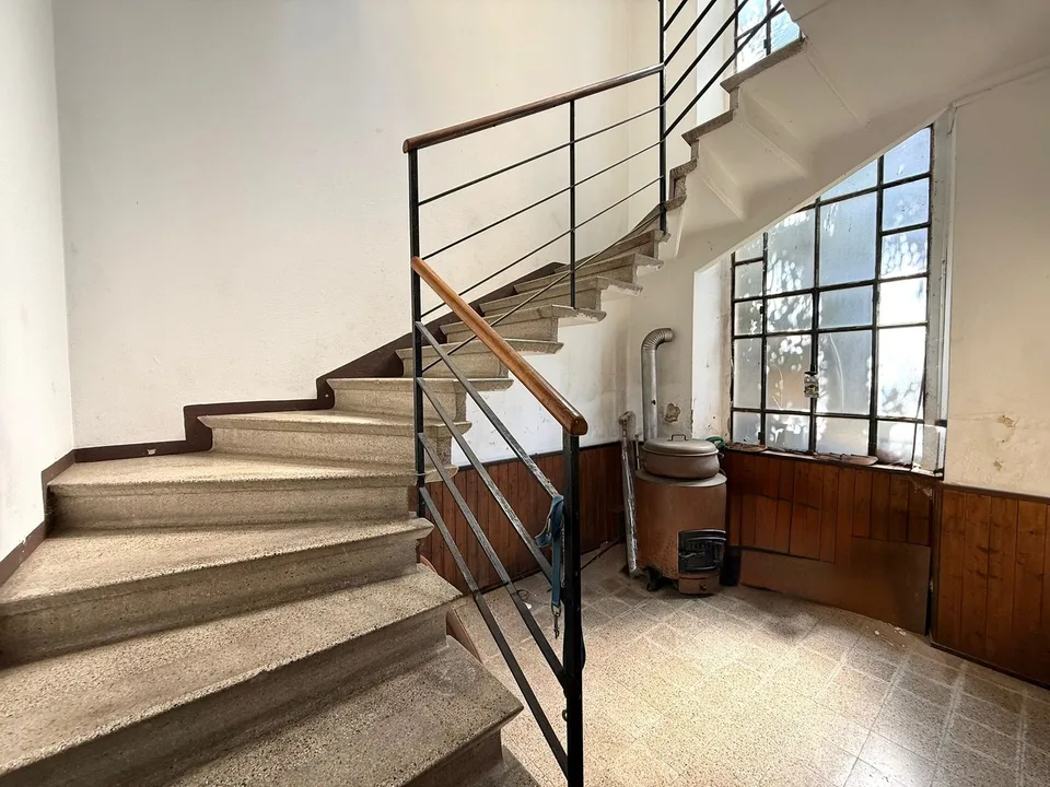 Grande maison immergée dans le vert avec parc constructible