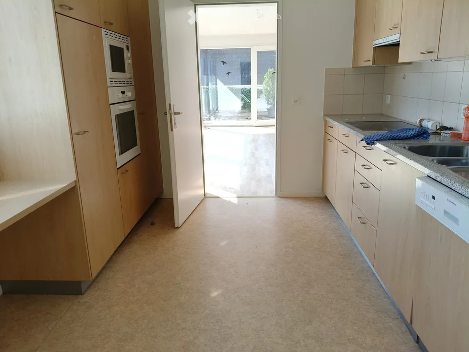 Ampio appartamento in attico di 4,5 locali con terrazza e bella vista ad Aesch BL