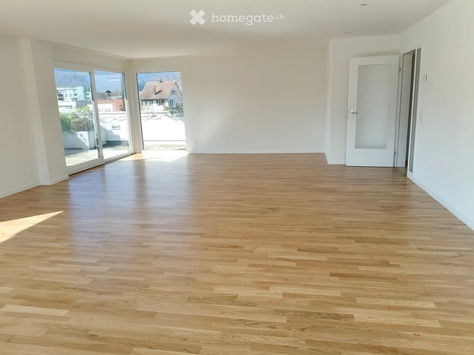 Ampio appartamento in attico di 4,5 locali con terrazza e bella vista ad Aesch BL