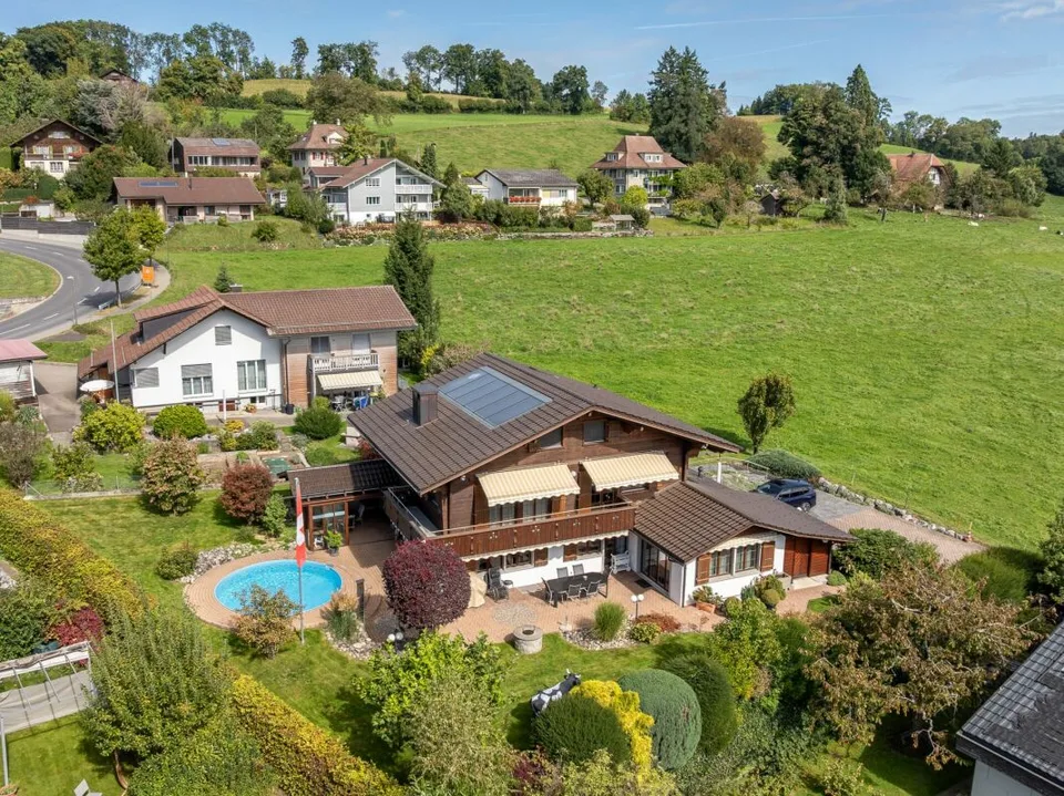 Ampio chalet con piscina e vista sulle Alpi bernesi a Riggisberg