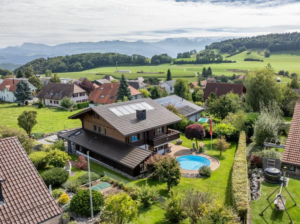Grosses Chalet mit Pool & Sicht auf die Berner Alpenkette in Riggisberg