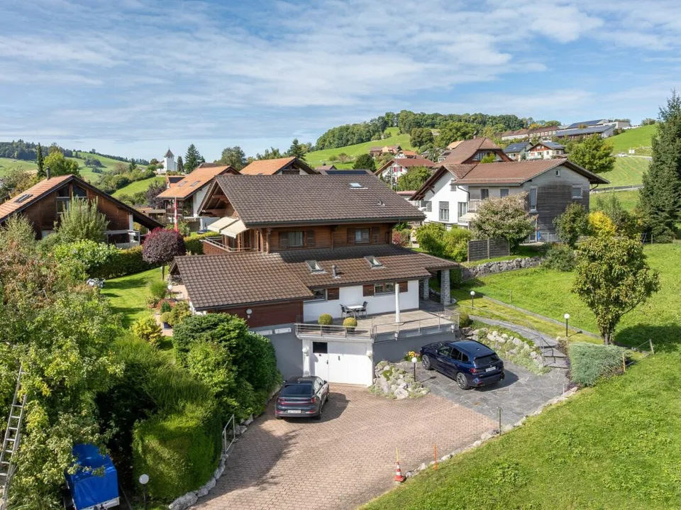 Ampio chalet con piscina e vista sulle Alpi bernesi a Riggisberg