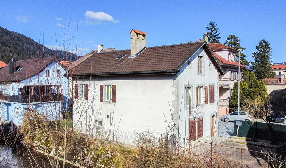 Maison villageoise de 6 pces Au bord de la rivière avec petit jardin
