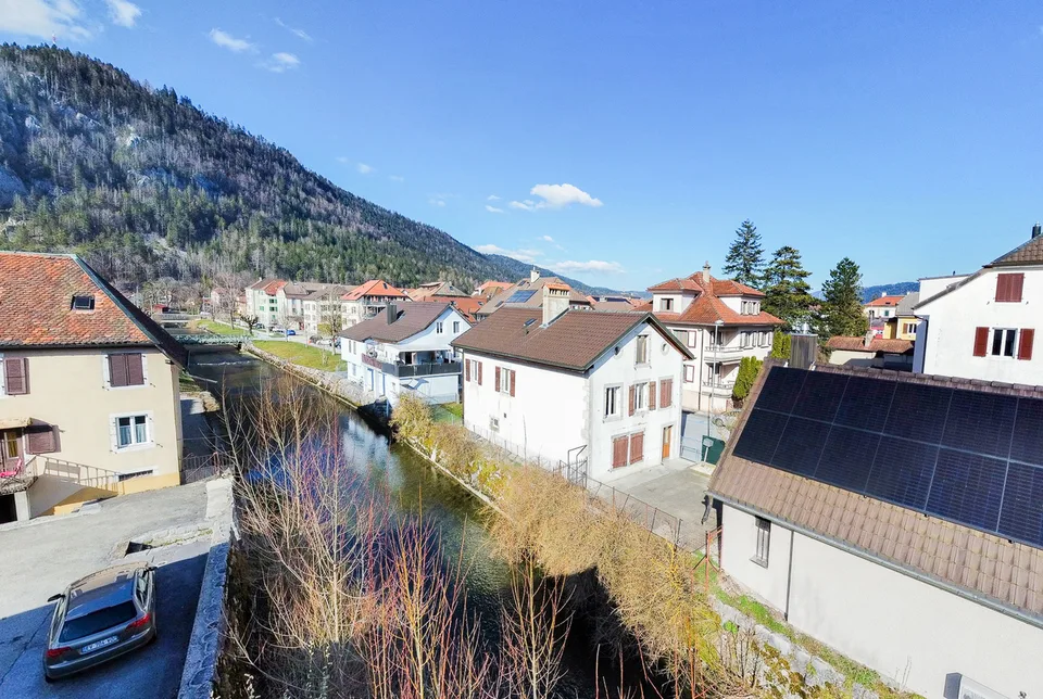 Casa di villaggio di 6 pezzi Sulla riva del fiume con piccolo giardino