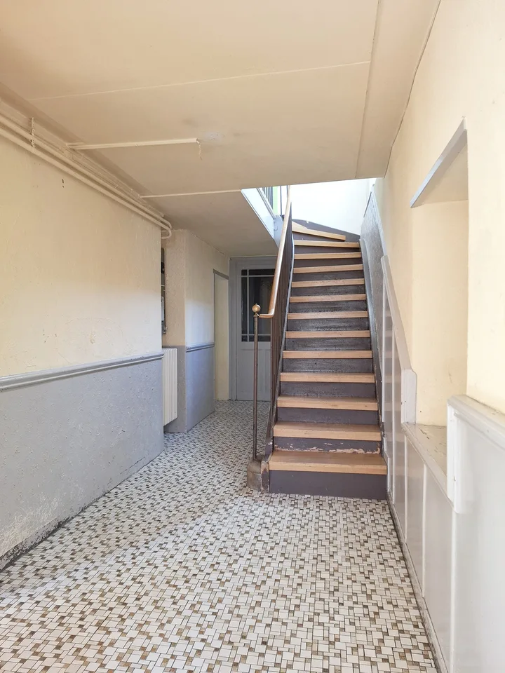 Casa di villaggio di 6 pezzi Sulla riva del fiume con piccolo giardino
