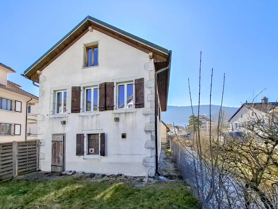 Casa di villaggio di 6 pezzi Sulla riva del fiume con piccolo giardino