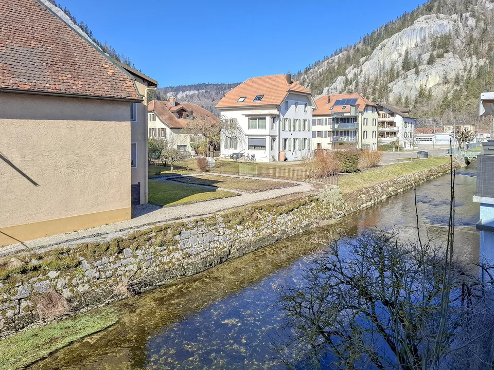 Casa di villaggio di 6 pezzi Sulla riva del fiume con piccolo giardino
