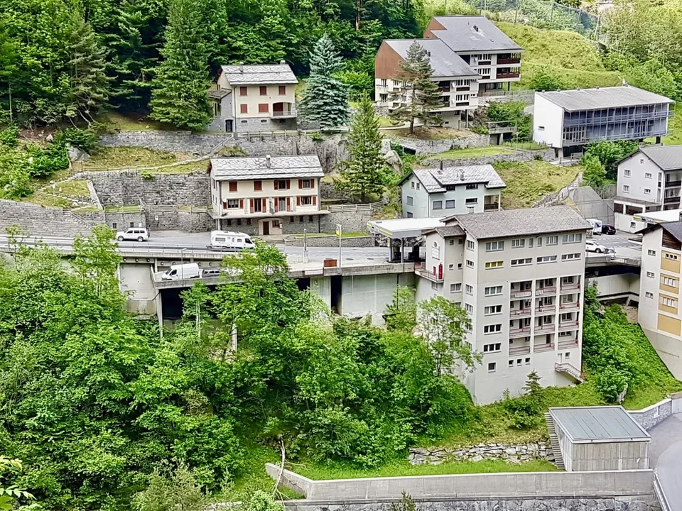 Geschäfts- und Wohnhaus mit viel Potenzial an der Grenze