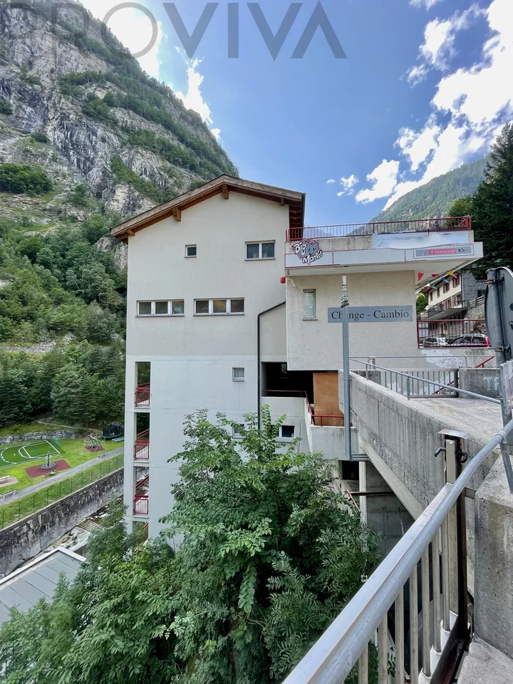 Geschäfts- und Wohnhaus mit viel Potenzial an der Grenze