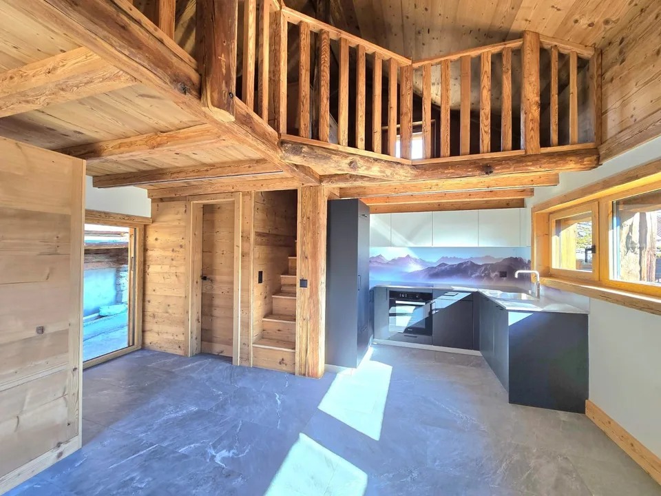 Splendide grange rénovée à Mase avec terrasses, vue et place de parc (Val d'Hérens)