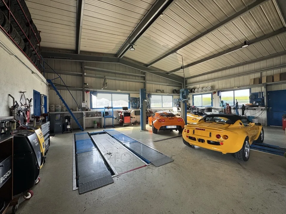Garage e carrozzeria a Fahy con stazione di lavaggio – foto 11 di 13