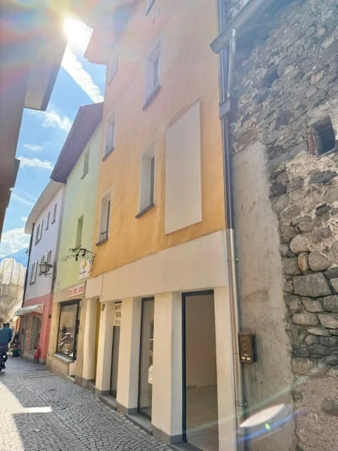 VENDESI NEL BORGO DI ASCONA - Grazioso negozio con corte interna