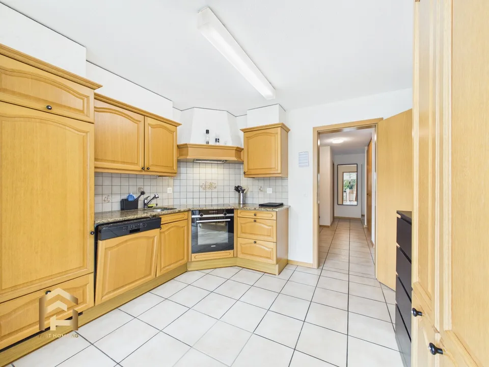 Appartement ensoleillé de 4,5 pièces avec balcon dans un quartier calme d'Agarn
