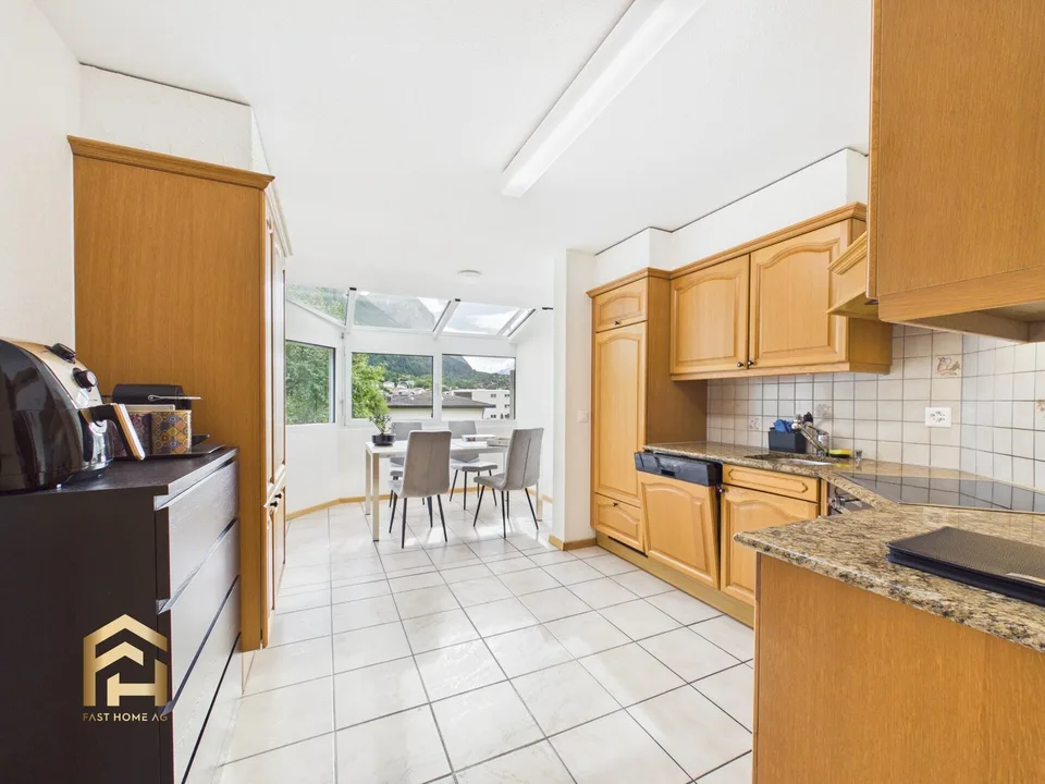 Appartement ensoleillé de 4,5 pièces avec balcon dans un quartier calme d'Agarn