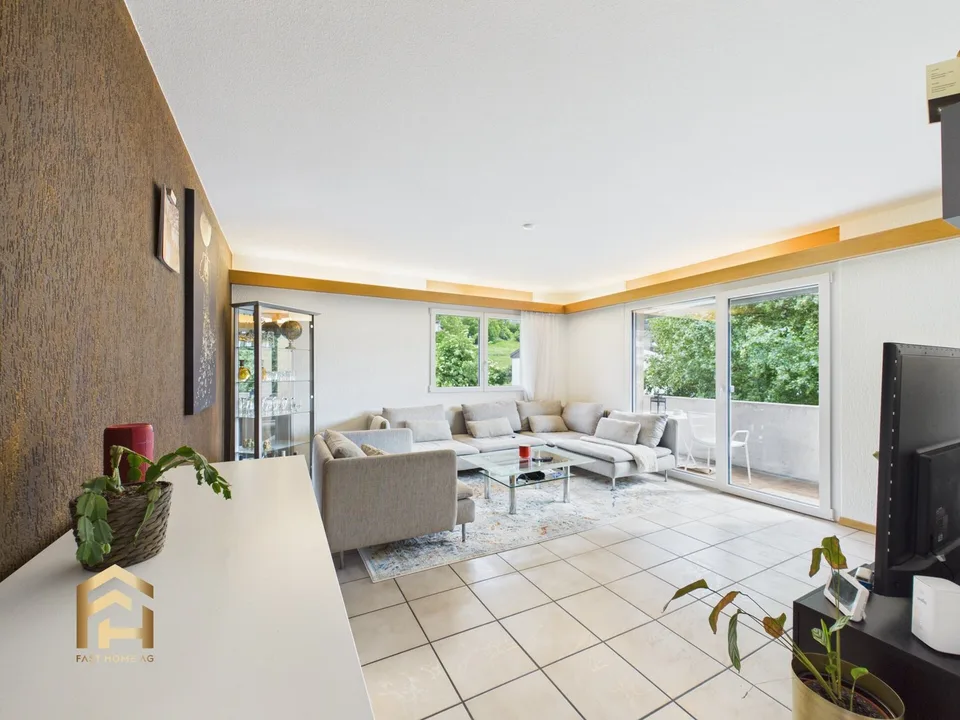 Appartement ensoleillé de 4,5 pièces avec balcon dans un quartier calme d'Agarn