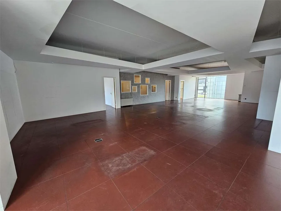 Sant'Antonino, affittiamo ufficio 250 mq + magazzini adiacenti