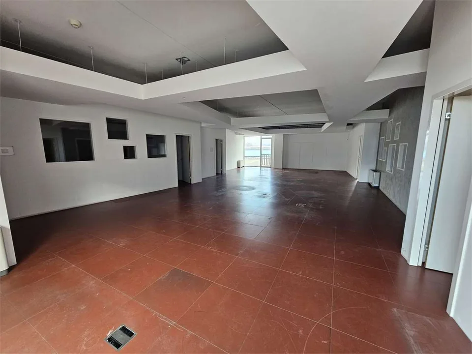 Sant'Antonino, affittiamo ufficio 250 mq + magazzini adiacenti