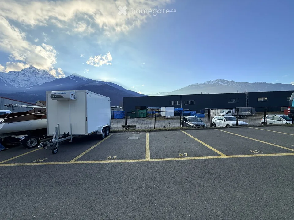 Streetbox doppio 209 m² (2 livelli) – 2 porte 4×4 m – ufficio ~35 m² – 4 posti auto – Bex