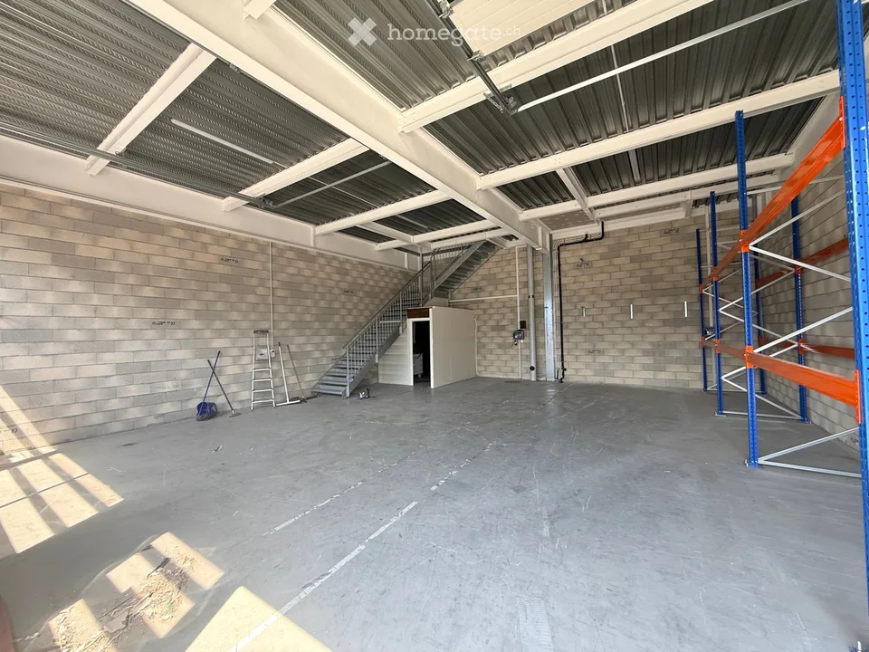 Streetbox doppio 209 m² (2 livelli) – 2 porte 4×4 m – ufficio ~35 m² – 4 posti auto – Bex