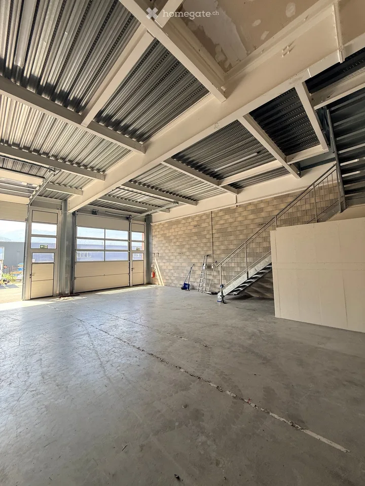 Streetbox doppio 209 m² (2 livelli) – 2 porte 4×4 m – ufficio ~35 m² – 4 posti auto – Bex