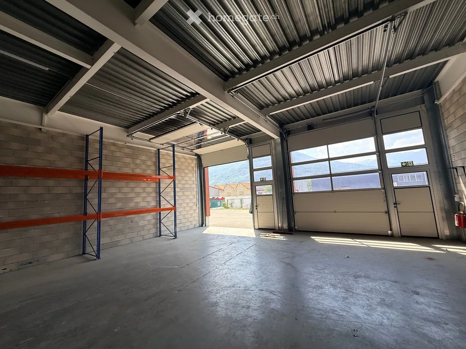 Streetbox doppio 209 m² (2 livelli) – 2 porte 4×4 m – ufficio ~35 m² – 4 posti auto – Bex