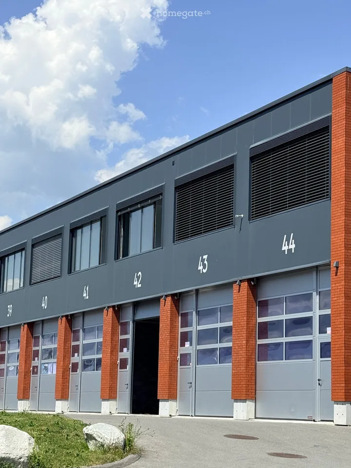 Streetbox double 209 m² (2 niveaux) – 2 portes 4×4 m – bureau ~35 m² – 4 places de parc – Bex
