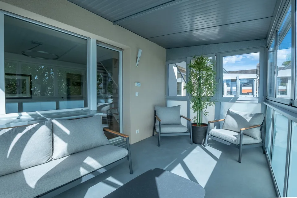 Voll möblierte & grosszügige 4-Zimmer-Maisonette-Wohnung mit Wintergarten und Parkplatz in Allschwil