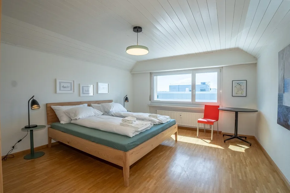 Voll möblierte & grosszügige 4-Zimmer-Maisonette-Wohnung mit Wintergarten und Parkplatz in Allschwil