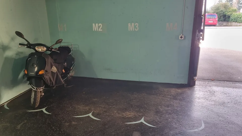 Motorradeinstellplatz nahe Bahnhof Altstetten zu vermieten