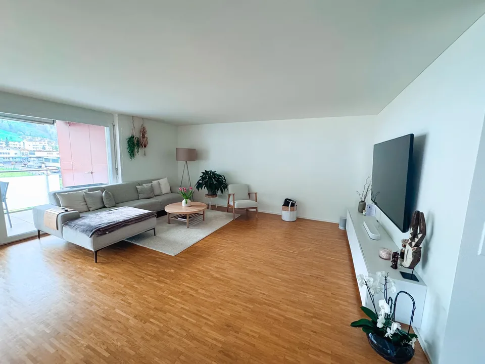 BEFRISTET: 01.12.26 - 31.03.27; Möblierte 3.5-Zimmerwohnung in Kriens mit Balkon & Bergsicht