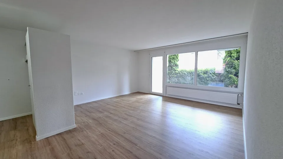 Einziehen und wohlfühlen - komplett renovierte 4.5-Zimmer-Gartenwohnung
