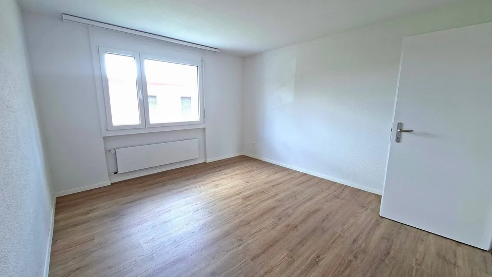 Einziehen und wohlfühlen - komplett renovierte 4.5-Zimmer-Gartenwohnung