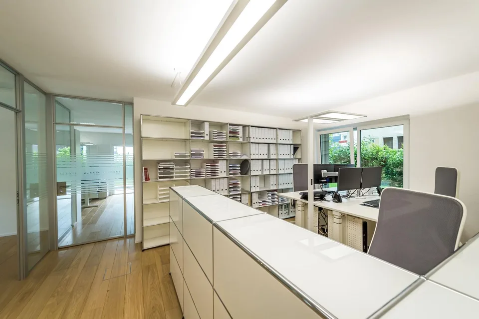 Büroverwaltungssitz mit Terrasse und eigenem Garten