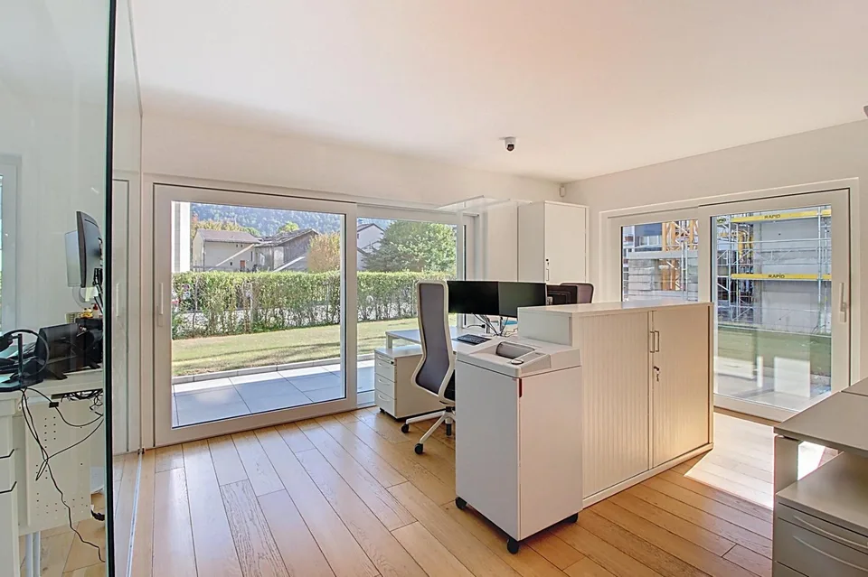 Büroverwaltungssitz mit Terrasse und eigenem Garten