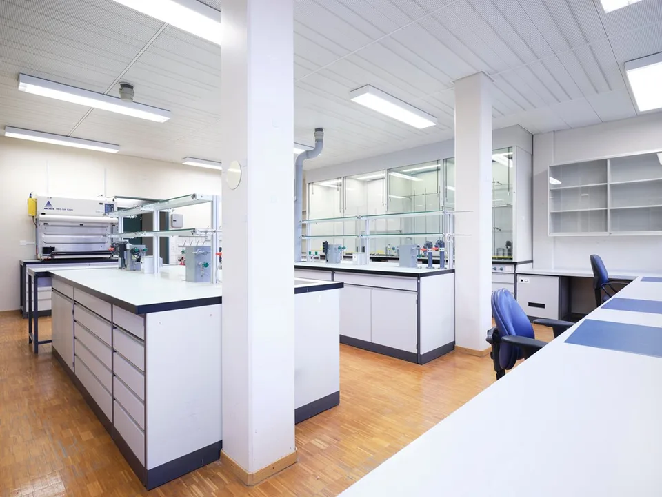Spazi di laboratorio e ufficio pronti per l'occupazione da 181 m²