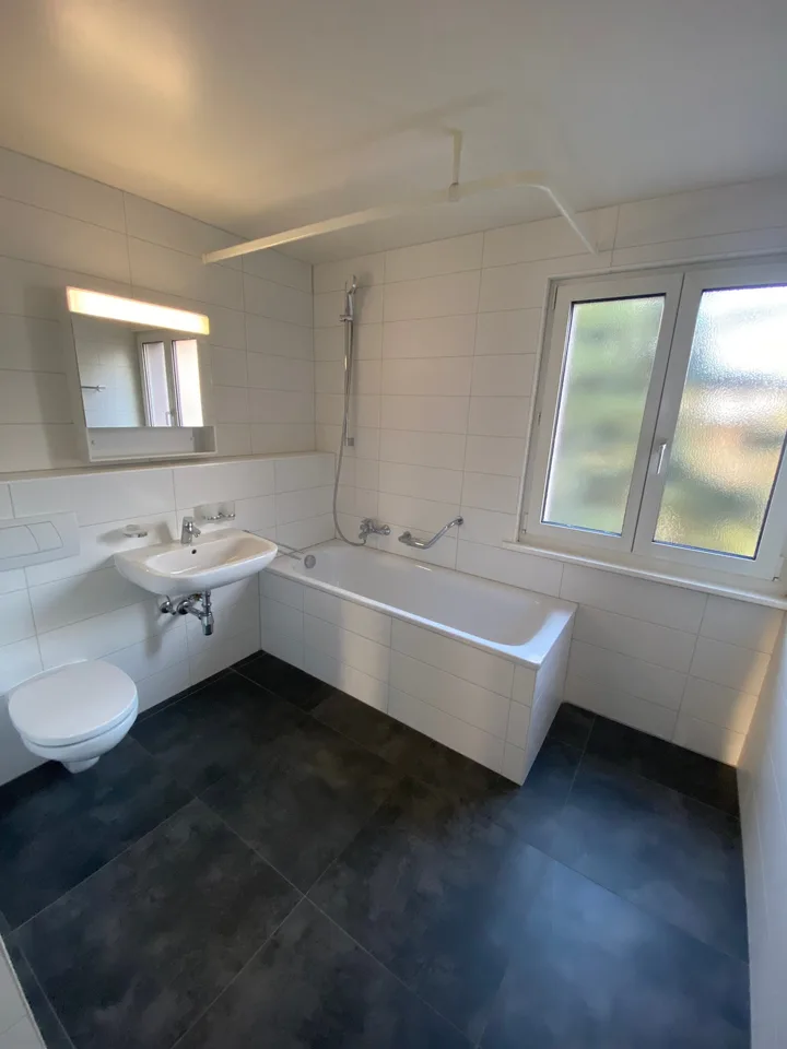 Geräumige 4.5-Zimmer-Wohnung mit Balkon in Fleurier – Foto 6 von 8