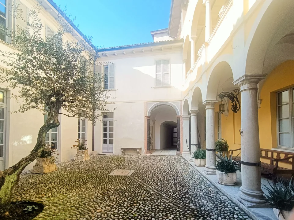APPARTAMENTO 2.5 LOCALI IN ELEGANTE PALAZZO D'EPOCA