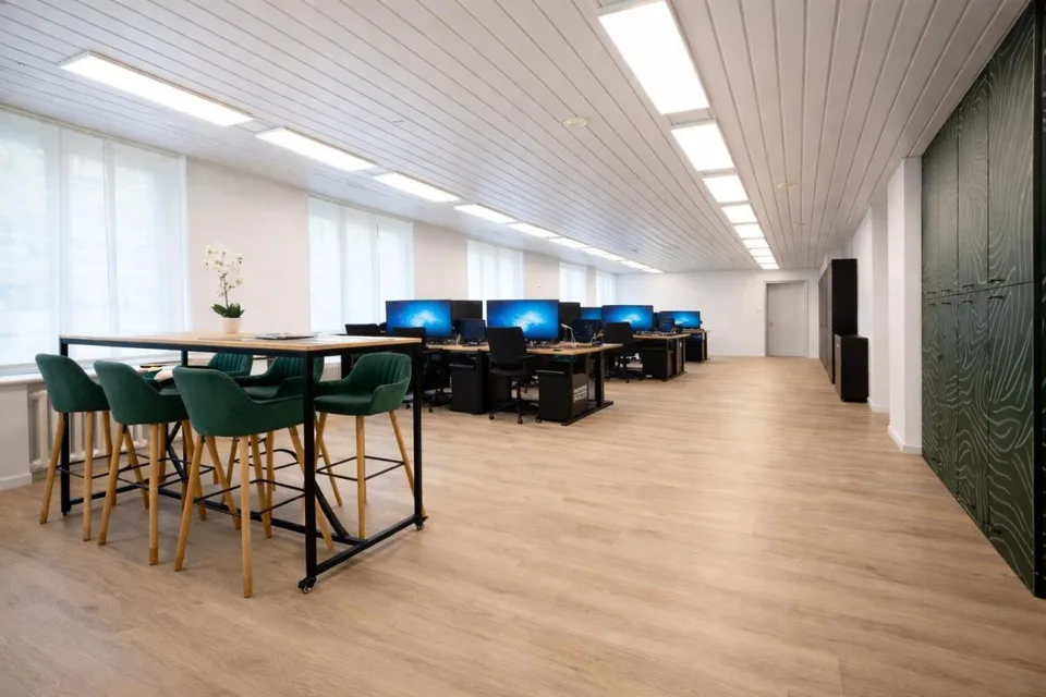 Renovated Office in a Prime Lakefront Location – 1 Minute from the FFS Train Station