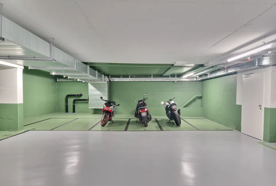 Sanierte Motorräder-/Lastenfahrzeugplätze