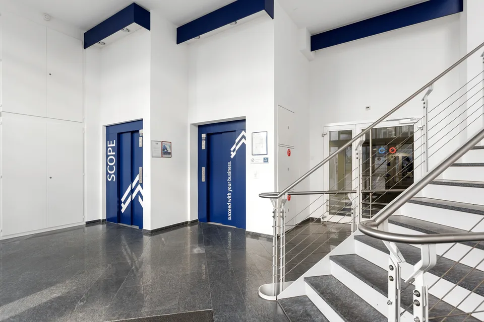 Top refurbished office space with a view of the Rhine