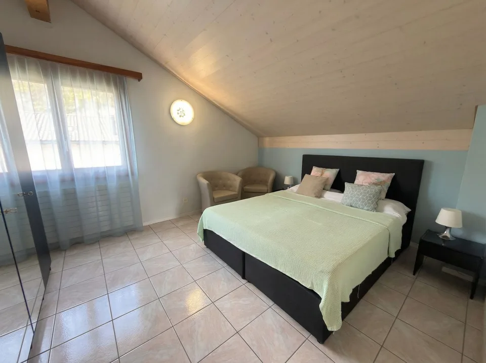 Maison unifamiliale de 7.5 pièces avec jardin privé et 2 places de parking – photo 8 sur 13